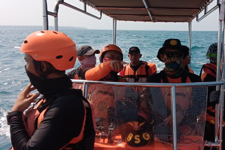 Tim SAR Sumenep melakukan pencarian korban laka laut KLM Putri Kuning di perairan sebelah selatan Pulau Gili Raja, Kecamatan Gili Genting Rabu (26/7).