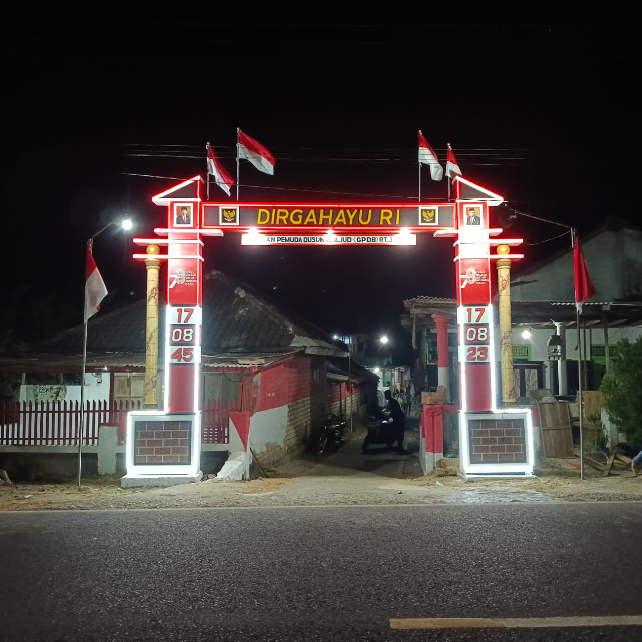 MEGAH: Gapura  pintu masuk Dusun Blajud, Desa Karduluk, Kecamatan Pragaan, Sumenep, semakin artistik dengan tambahan lampu LED, Kamis (26/7).