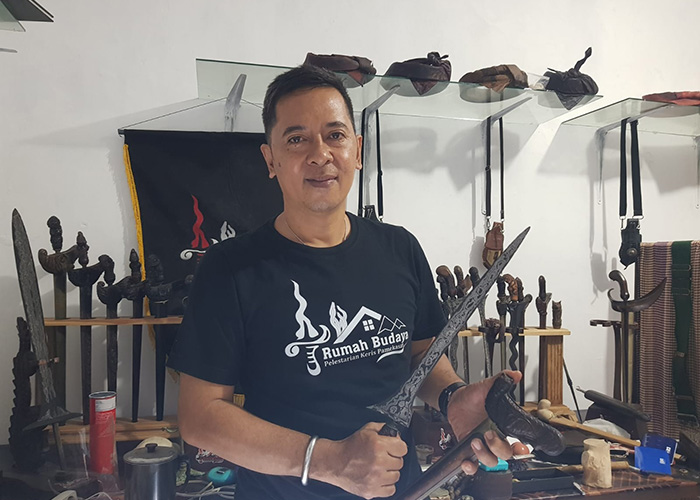WARISAN LELUHUR: Arief Wibisono merapikan beberapa keris buatannya di kediamannya di Jalan Nugroho, Desa Lawangan Daya, Kecamatan Pademawu, Pamekasan, Selasa (25/7).&nbsp;