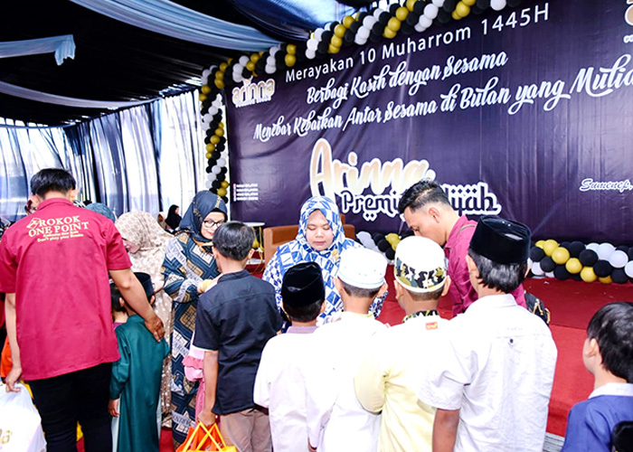 PEDULI: Owner Arinna Premium Hijab Hj Arinna Hidayah berbagi kepada sesama dalam peringatan 10 Muharam.&nbsp;
