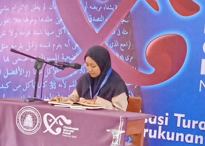 FOKUS: Arini Ridhaka saat mengikuti lomba membaca kitab tingkat nasional di Pondok Pesantren Sunan Drajat, Lamongan, Jawa Timur.&nbsp;