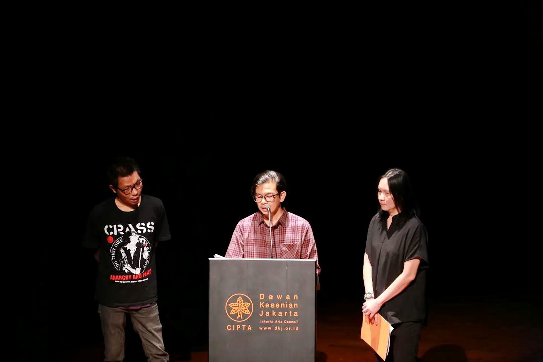 Royyan Julian (tengah) membaca naskah pertanggungjawaban Dewan Juri Sayembara Manuskrip Puisi Dewan Kesenian Jakarta di Gedung Teater Kecil Taman Ismail Marzuki, Jakarta, Sabtu (22/7).