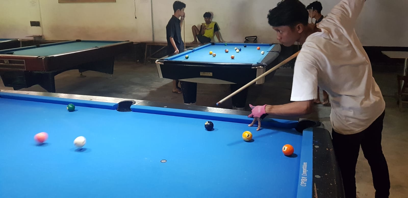 Atlet POBSI Pamekasan menjalani latihan rutin di Rumah Bilyard pekan lalu.