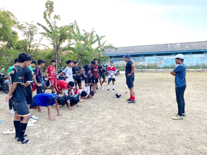 SEMANGAT: Pelatih Moh. Ibnu Jainur Rahman memberikan arahan kepada anak asuhnya sebelum menjalani training center Selasa (2/8). (MOH. JUNAIDI/JPRM)