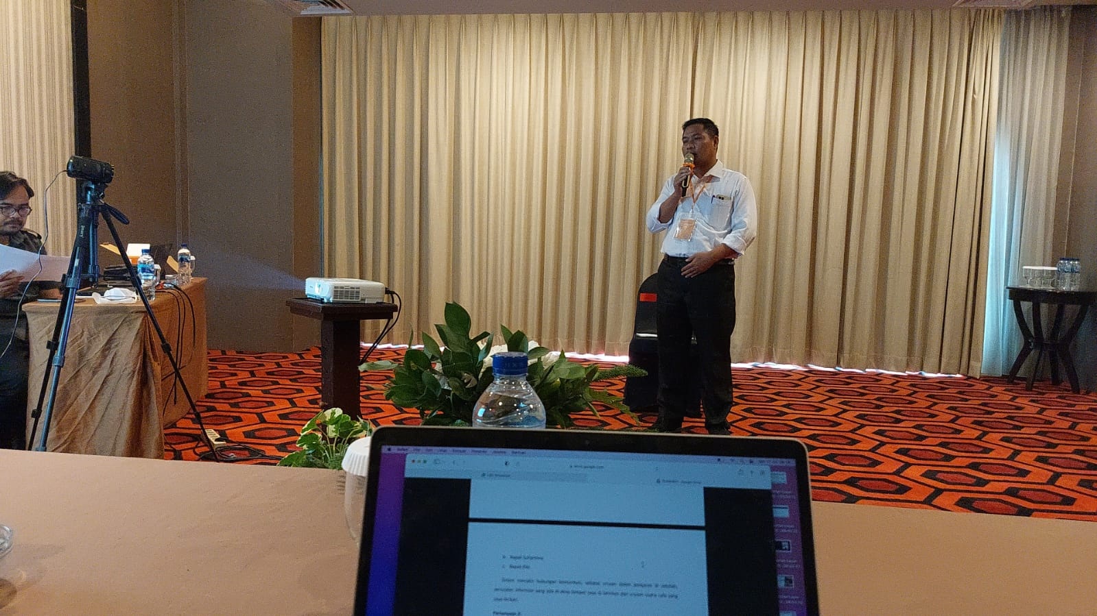 Peserta Seleksi Komisioner Bawaslu Kabupaten Zona I menjawab pertanyaan pansel saat sesi wawancara beberapa waktu lalu.