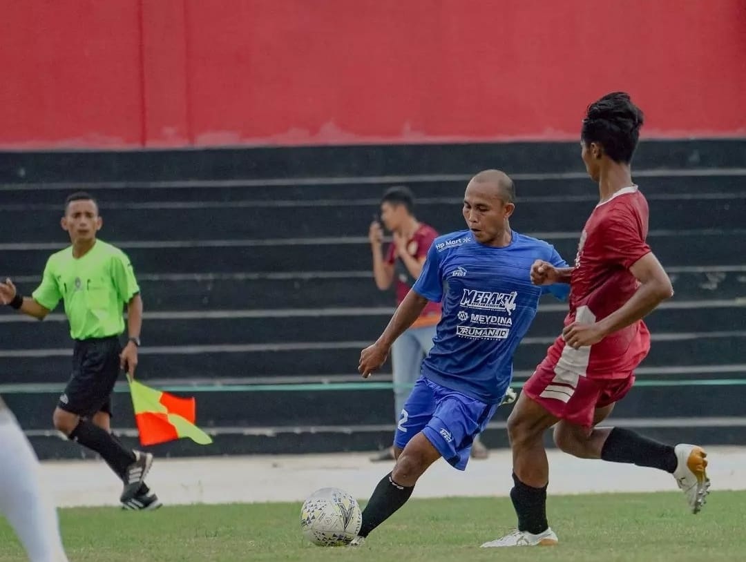 ADU KEMAMPUAN: Pemain Persesa bertanding pada laga persahabatan di Training Center MU, September 2022. (PERSESA UNTUK JPRM)
