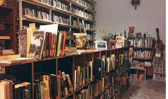 RUANG BACA: Buku-buku tertata rapi di C20 Library & Collabtive Surabaya.