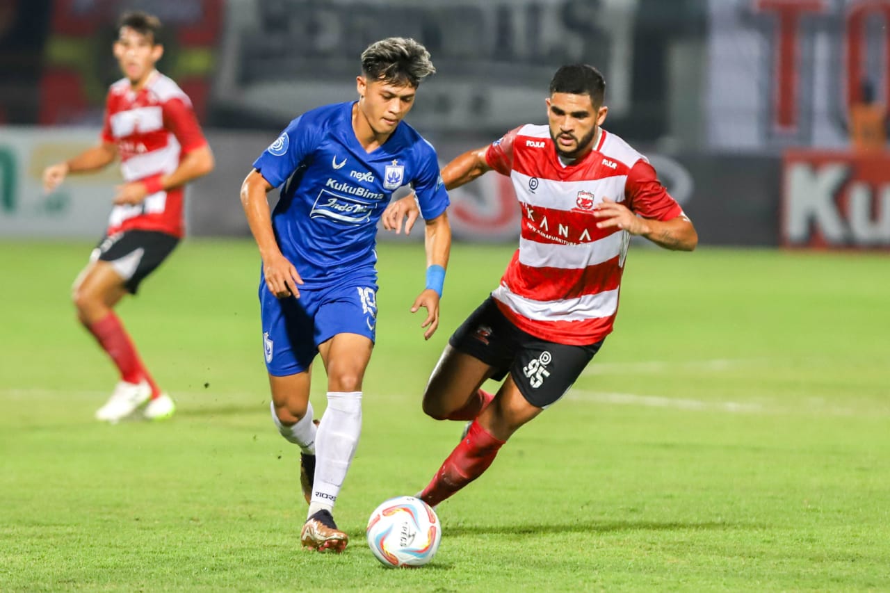 MENYERANG: Pemain MU Junior Brandao berusaha merebut bola dari kaki pemain PSIS Semarang Alfeandra Dewangga, Sabtu (5/8). (ALEX QOMARULLAH/JAWA POS)