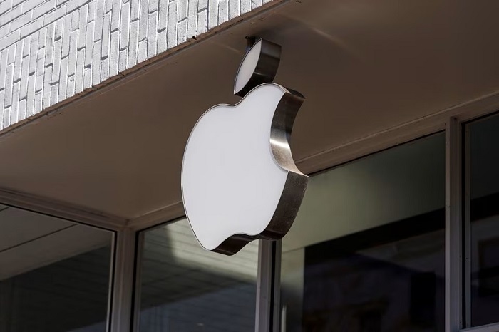 Logo Apple terlihat saat Apple Inc. melaporkan pendapatan kuartal keempat di Washington, AS. (Reuters)