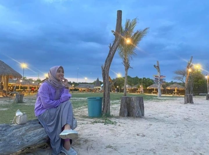 Wisatawan duduk santai menikmati suasana Pantai Ekasogi di Desa Tanjung, Kecamatan Saronggi, Sumenep.
