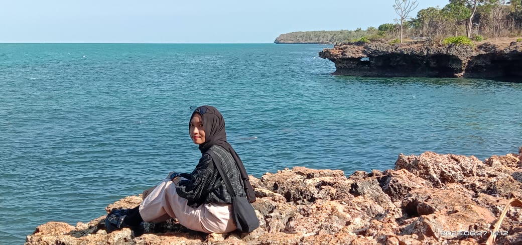Pesona Pantai Ropet di Pulau Gili Iyang, Dungkek, Sumenep.