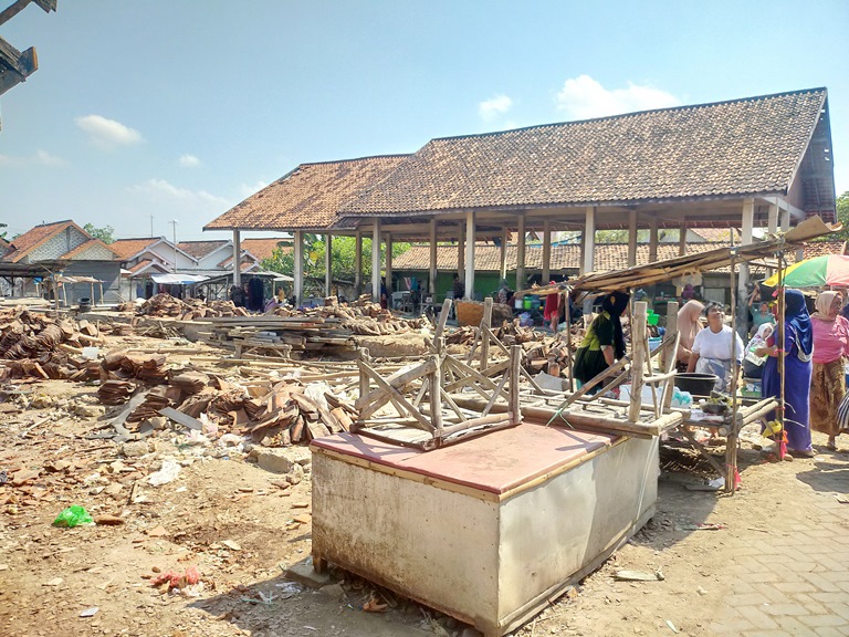 DIBONGKAR: Pedagang mengangkut barang dagangan di sekitar los Pasar Torjun yang akan dibangun Jumat (4/8). (ANIS BILLAH/JPRM)