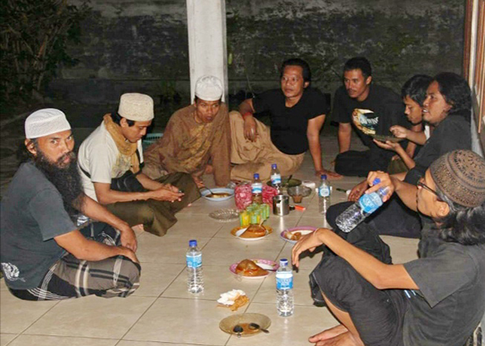 GUYUB: Tony Broer bersama teman-teman MSP dan tim persiapan pentas Tubuh Dzikir 2013 di halaman Instika Guluk Guluk, Sumenep.