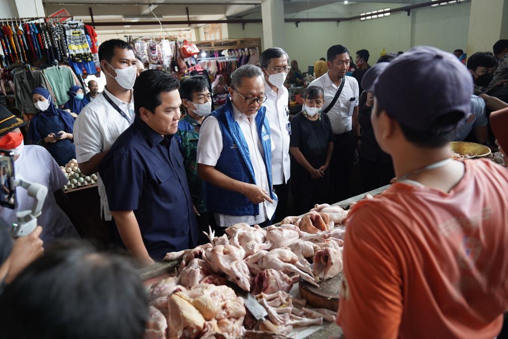 TURBA: Menteri BUMN Erick Thohir bersama Menteri Ekonomi Zulkifli Hasan meninjau harga di pasar.