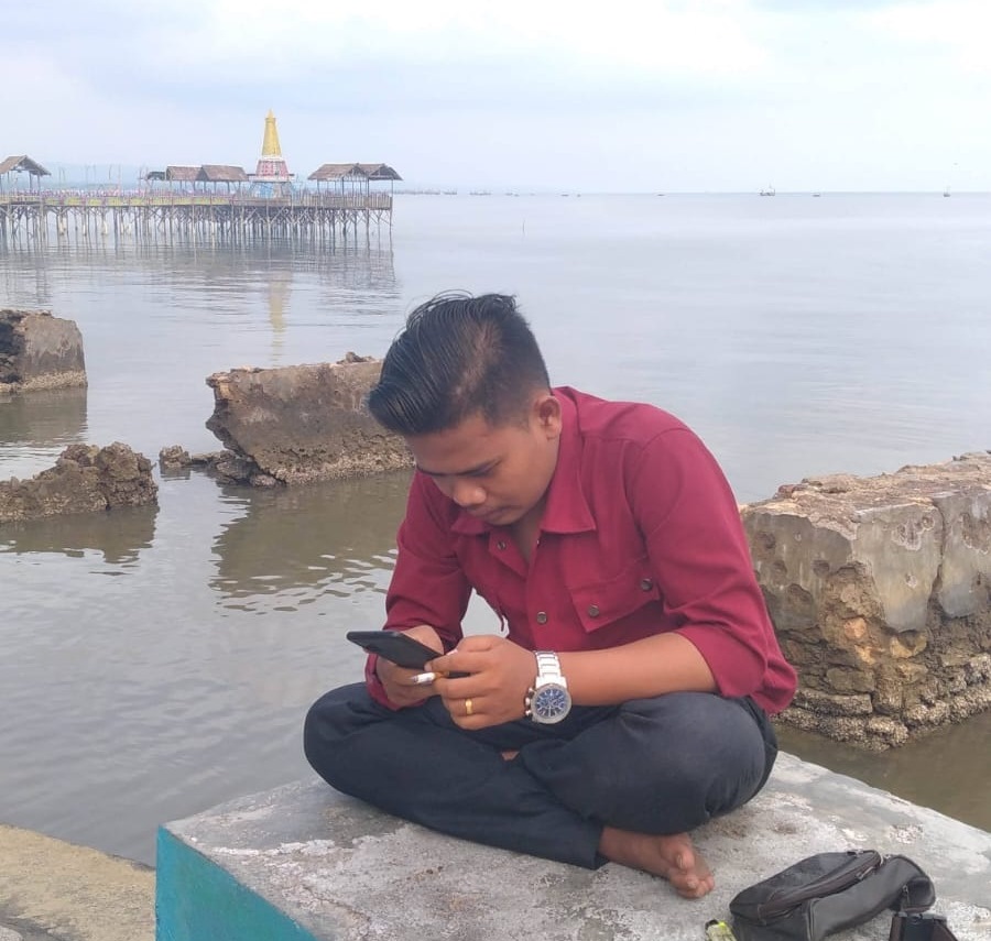 BERKUNJUNG: Pemuda bersantai di area Pantai Talang Siring di Desa Montok, Kecamatan Larangan, Pamekasan, Sabtu (5/8). (UBAIDILLAHIR RA&rsquo;IE/JPRM)