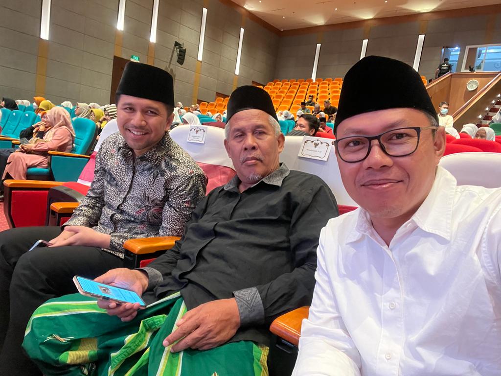 Anggota Komite Bidang Pendidikan DPD RI AA. Ahmad Nawardi bersama Ketua PWNU Jatim dan Wakil Gubernur Jatim.