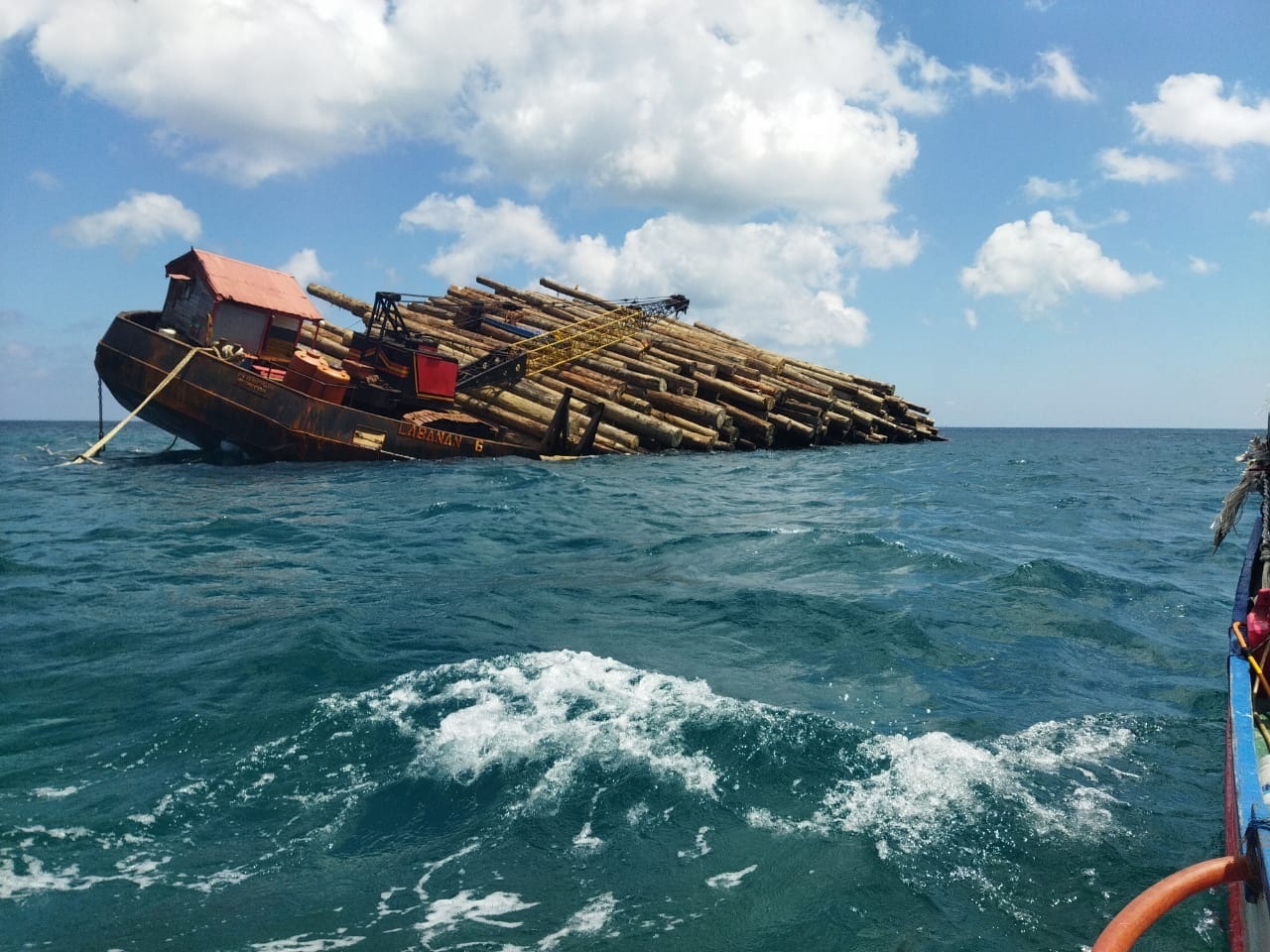 BERBAHAYA: Kapal ponton BG Labanan 6 mengalami kecelakaan laut di perairan Masalembu Minggu (6/8). (POLSEK MASALEMBU UNTUK JPRM)