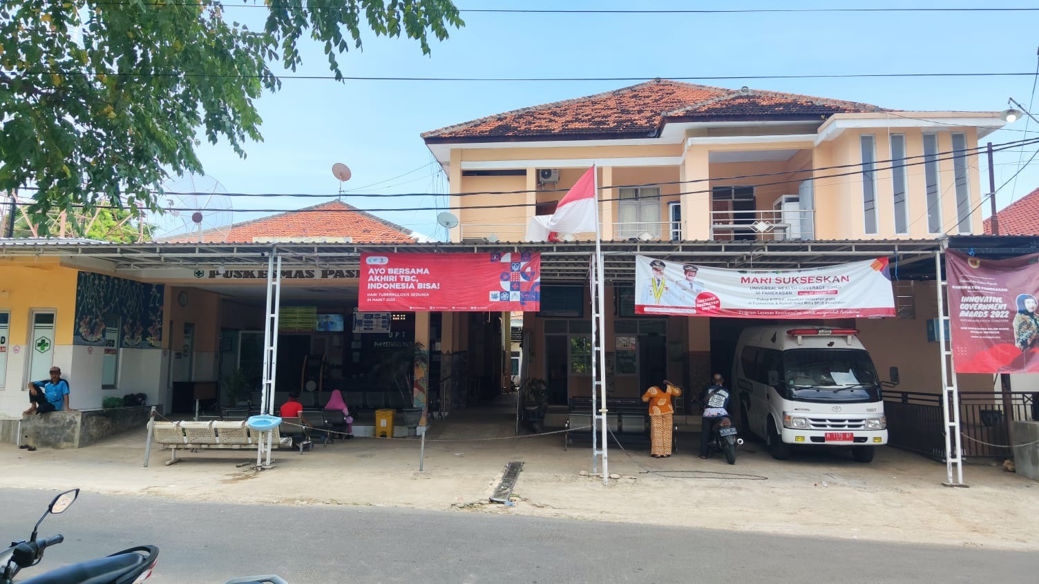 DITINGKATKAN: Tampak warga berada di depan gedung Puskesmas Pasean Minggu (6/8). (AVIRA SULISTYOWATI UNTUK JPRM)