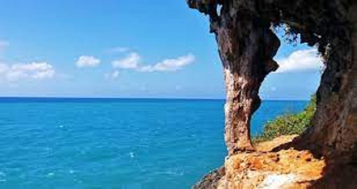 Pesona Batu Cangga di Pulau Gili Iyang, Kecamatan Dungkek. (Urbanasia.com)