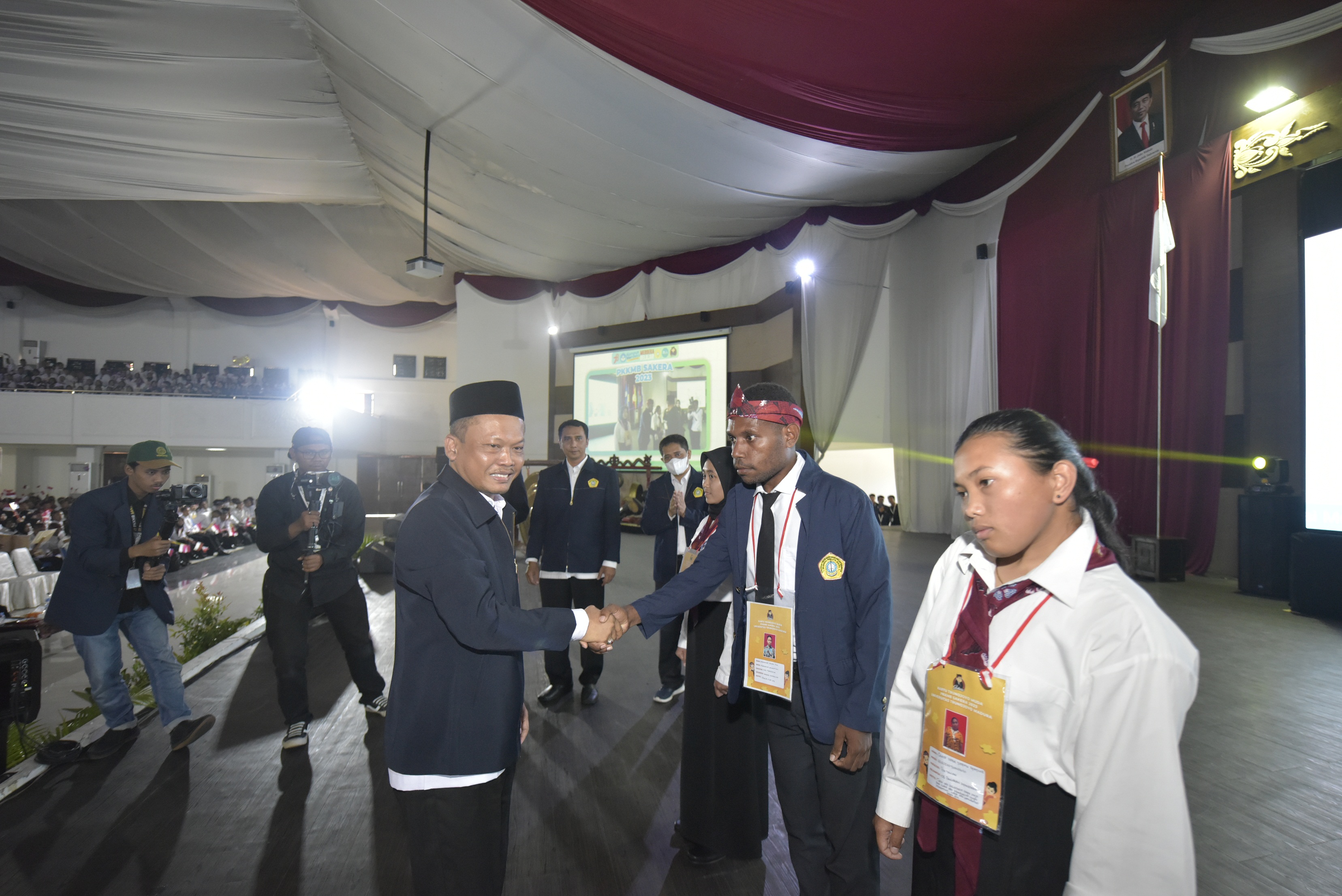 Rektor UTM Safi&rsquo; menyalami mahasiswa baru seusai memakaikan almamater kebanggaan Senin (7/8).