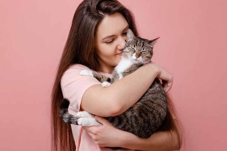 Kucing yang melompat, biasanya ingin dipeluk si pemiliknya (shutterstock)
