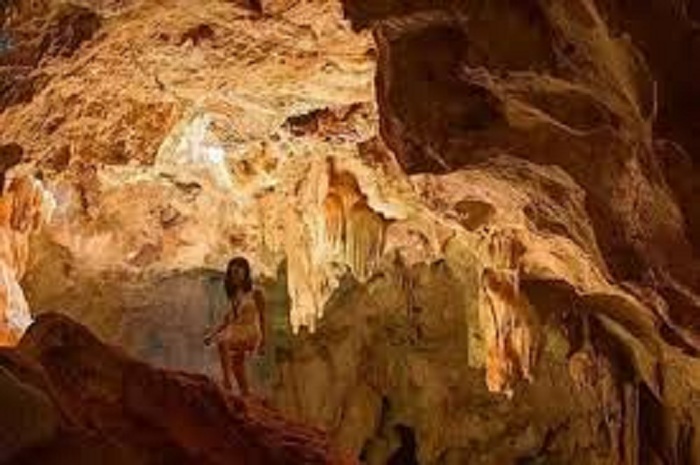 Wisatawan mengunjungi Gua Mahakarya. (Insiden24.com)