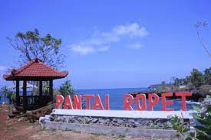 Pantai Ropet cocok untuk menikmati sunset. (Travelingyuk.com)