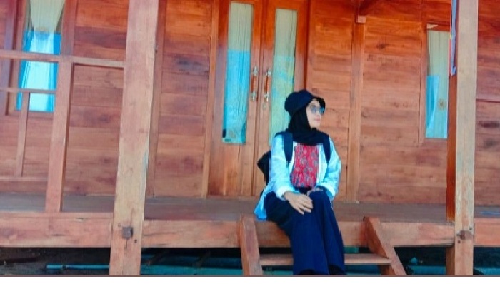 Pengunjung duduk santai di beranda homestay rumah panggung, Gili Iyang.