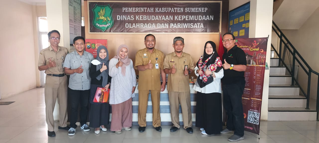 DEMI MASA DEPAN: Tim Prodi Agribisnis UTM dan pejabat Disbudporapar Sumenep foto bersama usai mengikuti rapat di kantor disbudparpora.