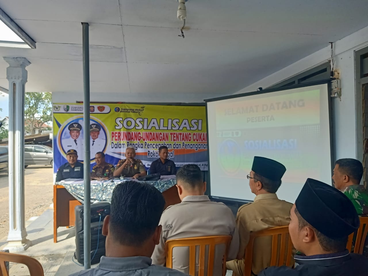KONSISTEN: Kepala Satpol PP Sampang Suryanto (pegang mik) pada sosialisasi pemberantasan rokok ilegal di Desa Sawah Tengah, Kecamatan Robatal, Selasa (8/8). (SATPOL PP UNTUK JPRM)