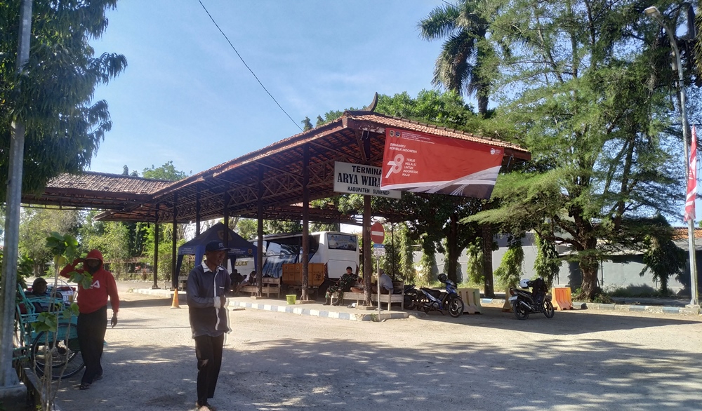 LENGANG: Bus antarkota dalam provinsi terparkir di pintu masuk Terminal Arya Wiraraja Sumenep Rabu (9/8). (HERIVIYA YUVI/JPRM)
