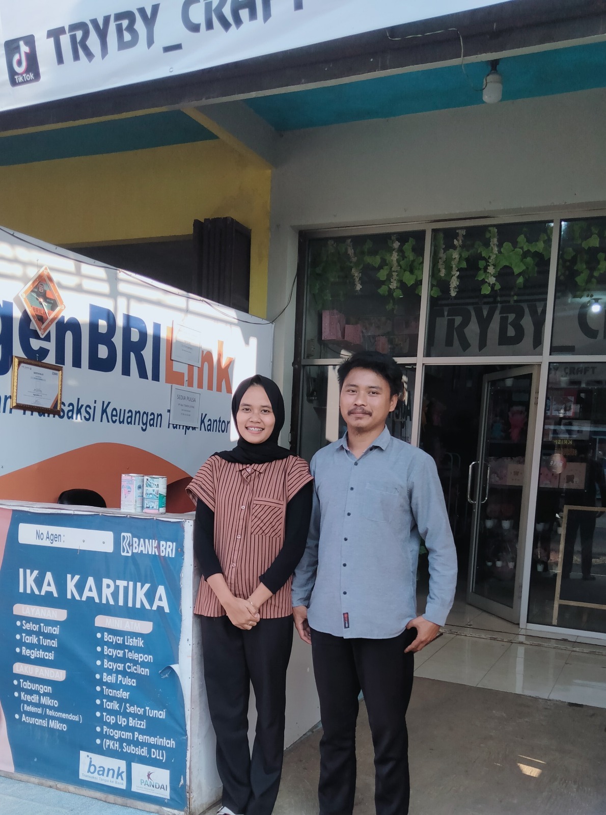 KOMPAK: Ika Kartika bersama suaminya, Asep warga Dusun Cukang Padung, Desa Panjalu, Kecamatan Panjalu, Ciamis, Jawa Barat.