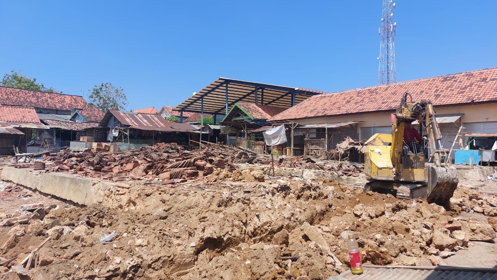 BARU MULAI: Pekerja menggali fondasi menggunakan alat berat pada pembangunan los di Pasar Torjun Rabu (9/8). (JUNAIDI PONDIYANTO/JPRM)