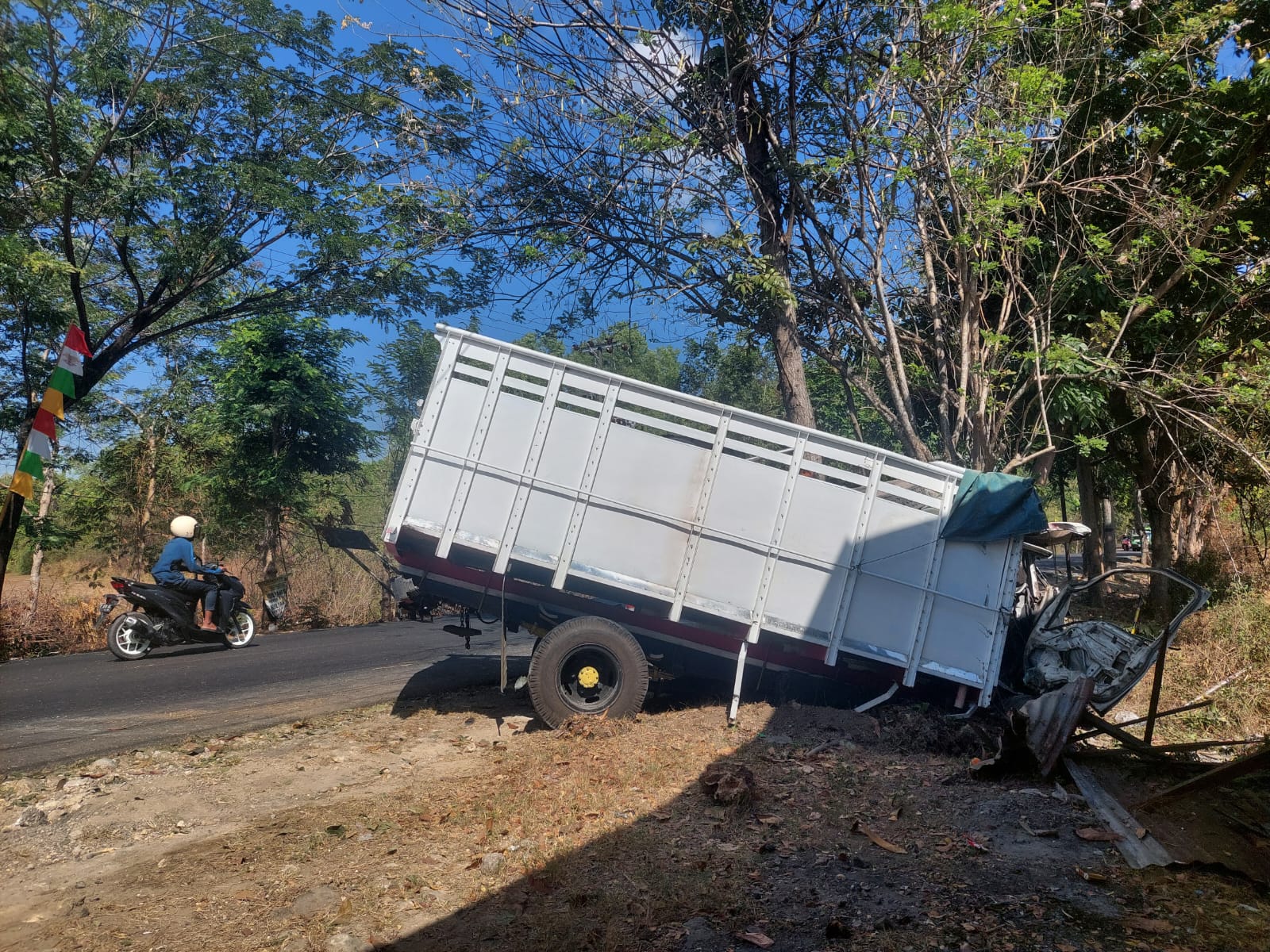 Truk yang terlibat laka lantas di Jalan Raya Kranggan Timur, Kecamatan Galis, Bangkalan, belum dievakuasi.