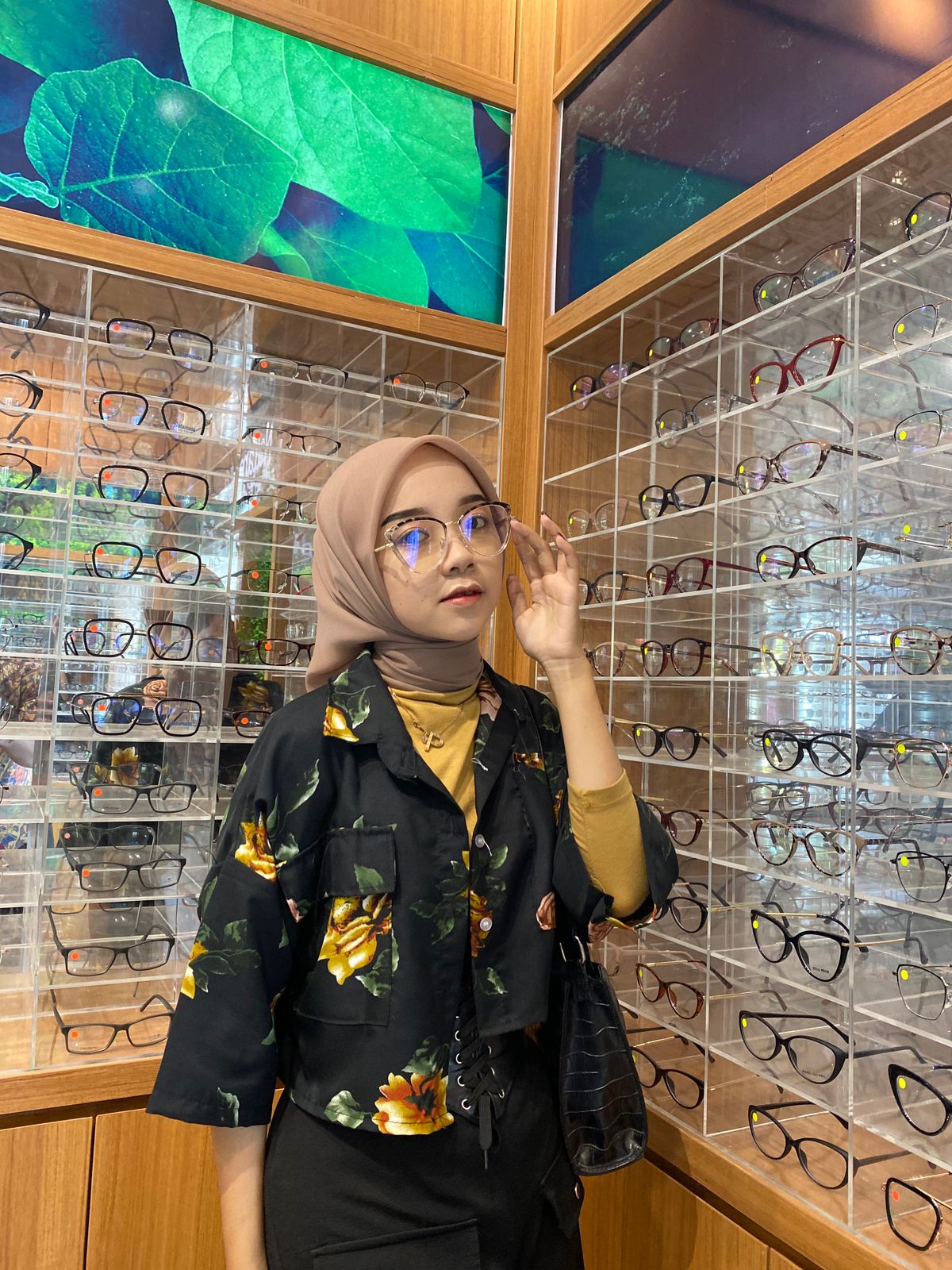 STYLISH: Putri Okta Saat memilih kacamata di Optik Natamata Eyewear di Bangkalan untuk menunjang penampilannya, Jumat (11/8).