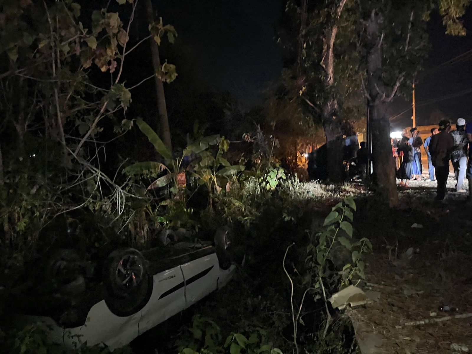 Mobil yang terlibat laka lantas di Torjun Sampang belum di evakuasi.