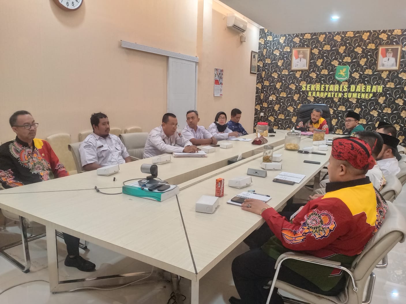 BAHAS ANGGARAN PILKADA: Komisioner KPU Sumenep menggelar rapat bersama dengan TAPD di Kantor Pemkab Sumenep Kamis (10/8). (KPU SUMENEP UNTUK JPRM)
