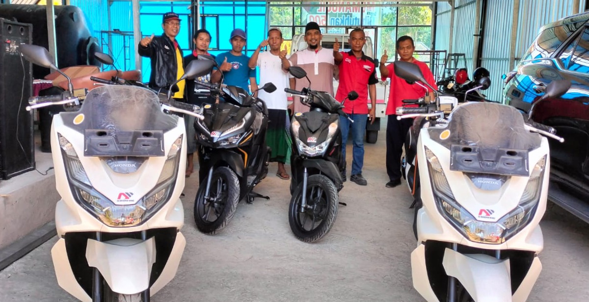 APRESIASI: Dirut CV Jawara Internasional Marsuto Alfianto (kopiah hitam) berfoto bersama dengan karyawannya saat menyerahkan hadiah sepeda motor, Kamis (10/8).