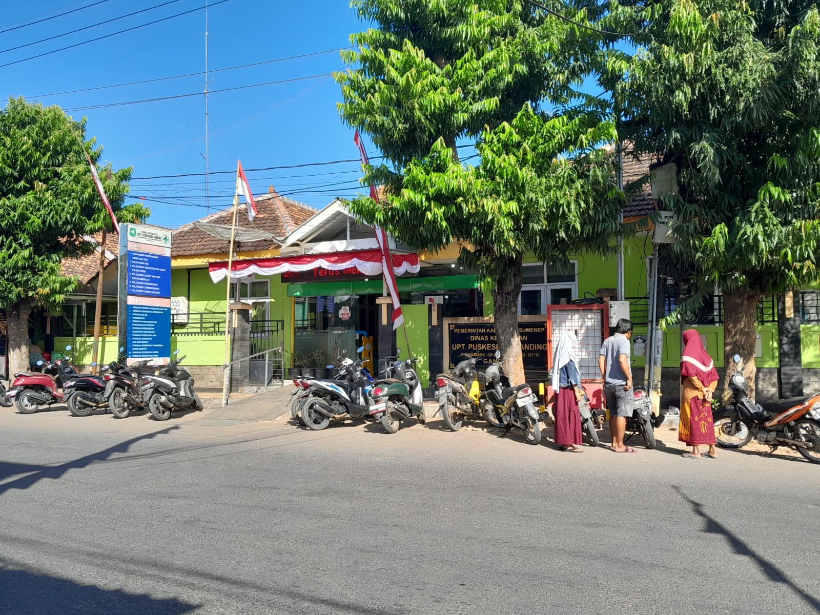 KURANG REPRESENTATIF: Kendaraan pengunjung Puskesmas Ganding terparkir di bahu jalan raya akibat tidak memiliki lahan parkir Kamis (10/8). (MOH. BUSRI/JPRM)