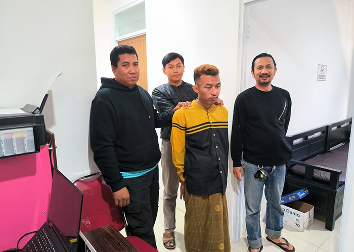 TAK BERKUTIK: Moh. Nauval Al- Farizi (rambut pirang) saat digelandang ke Mapolres Sumenep dini hari.&nbsp;