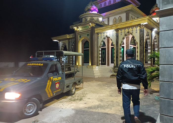 MERESAHKAN: Polisi mendatangi Masjid Nurul Jadid di Desa Essang yang kotak amalnya digondol Moh. Nauval Al-Farizi bersama teman-temannya.