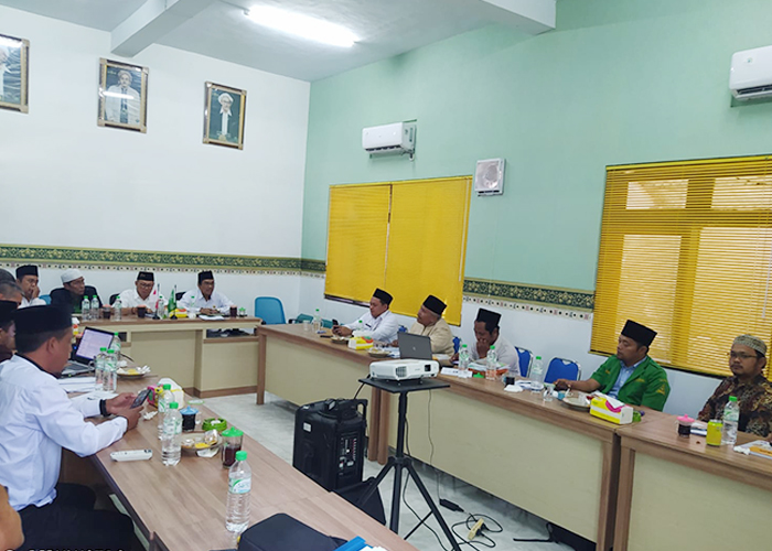 MASIH DIKAJI: Lembaga Bahtsul Masa&rsquo;il NU (LBM NU) Sampang mengikuti diskusi dengan Balitbangdiklat Kemenag RI, Penerbit Erlangga, dan Tiga Serangkai, Selasa (8/8) lalu.&nbsp;