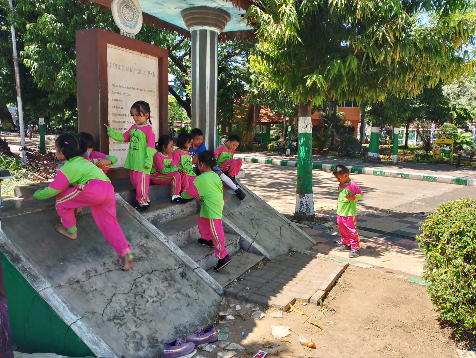 SEHAT: Beberapa bocah bermain di area Arek Lancor Pamekasan, Jumat (11/8). (UBAIDILLAHIR RA&rsquo;IE/JPRM)