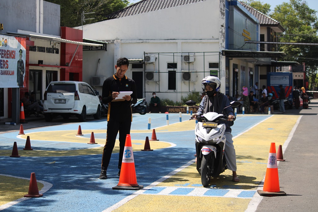 DINILAI: Pemohon sim menjalani ujian praktik di halaman Polres Bangkalan Jumat (11/8). (VIVIN AGUSTIN HARTONO/JPRM)