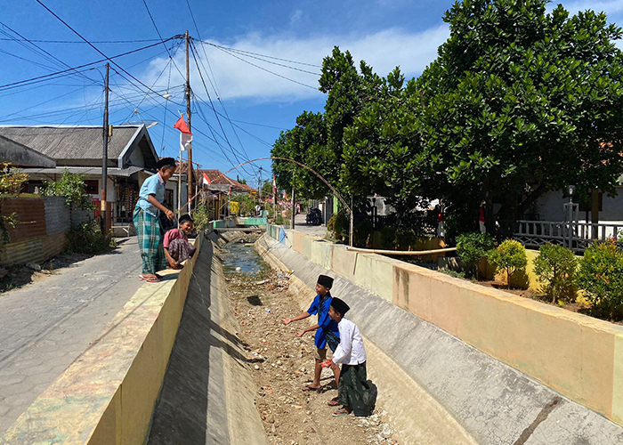 KERING: Anak-anak bermain di sekitar parit aliran sungai di kompleks permukiman Kecamatan Kota Pamekasan.&nbsp;
