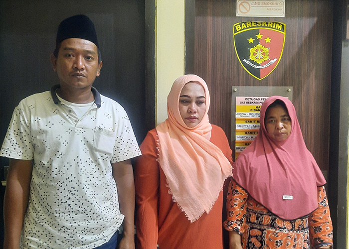 CARI KEADILAN: Keluarga Misnaji yang dituduh memiliki ilmu santet mendatangi Polres Sampang.