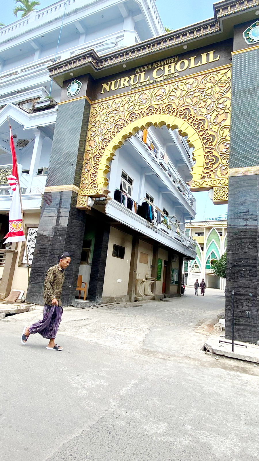 PENDIDIKAN: Seorang santri melintas di depan Pondok Pesantren Nurul Cholil, Kelurahan Demangan, Bangkalan, Jumat (11/8). (AYU LATIFAH/JPRM)