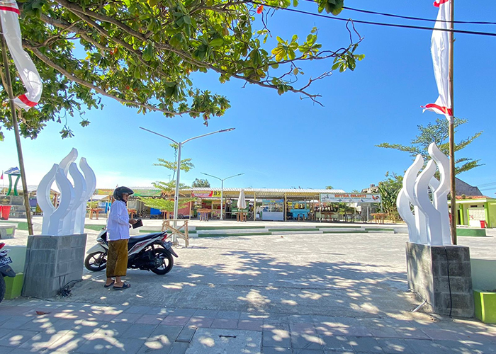 LENGANG: Tampak dari depan puluhan kios PKL di Sentra Sae Rassah sepi dari pengunjung, Jumat (11/8).&nbsp;