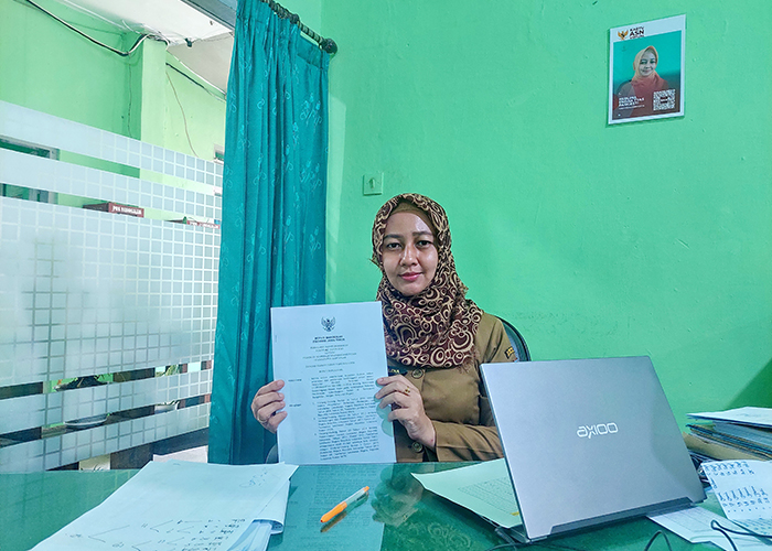 PERBUP: Subkoordinator Pembiayaan, Investasi dan Penyuluhan Dispertapahorbun Bangkalan Helina Endah Tiyas menunjukkan perbup pedoman pembinaan kelembagaan petani di ruang kerjanya, Selasa (8/8).