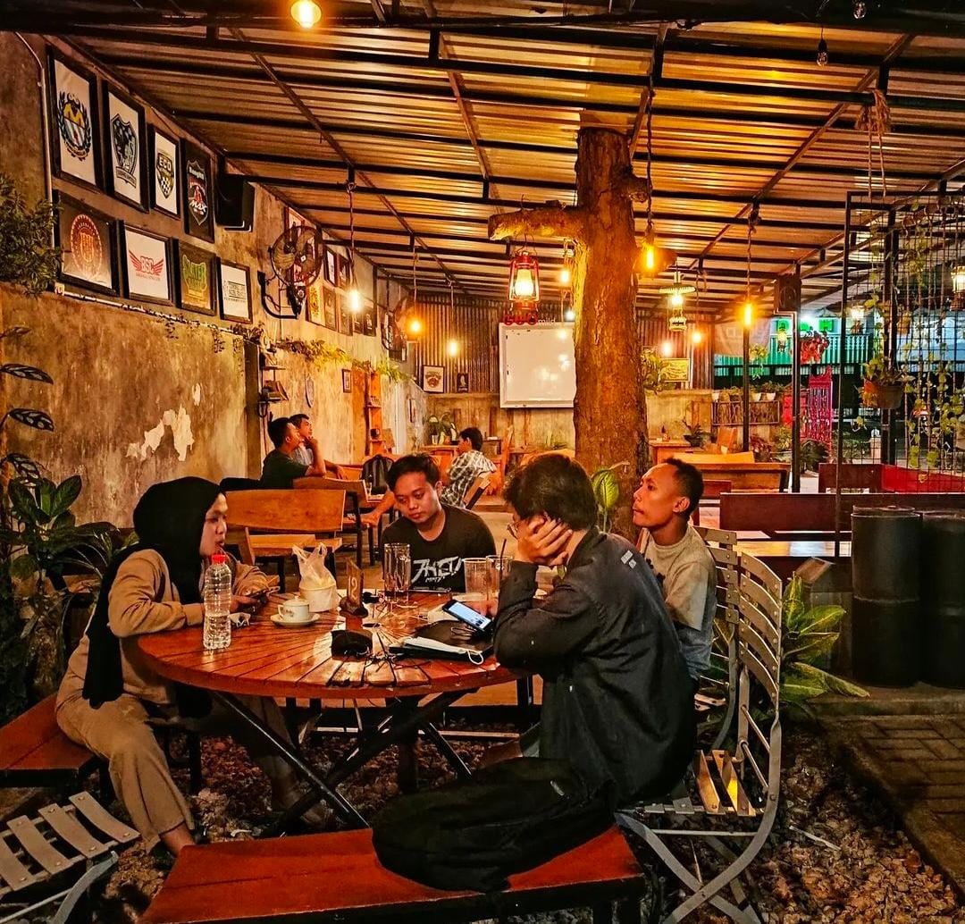 Suasana Warkop Fafa pada malam hari.